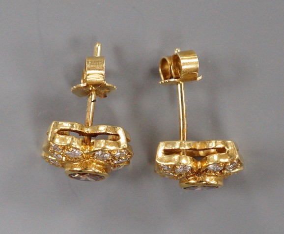 A modern pair of 750 yellow metal and two colour diamond cluster set earrings, 9mm, gross weight 4.1 grams, the central stone of a champagne/brown colour.